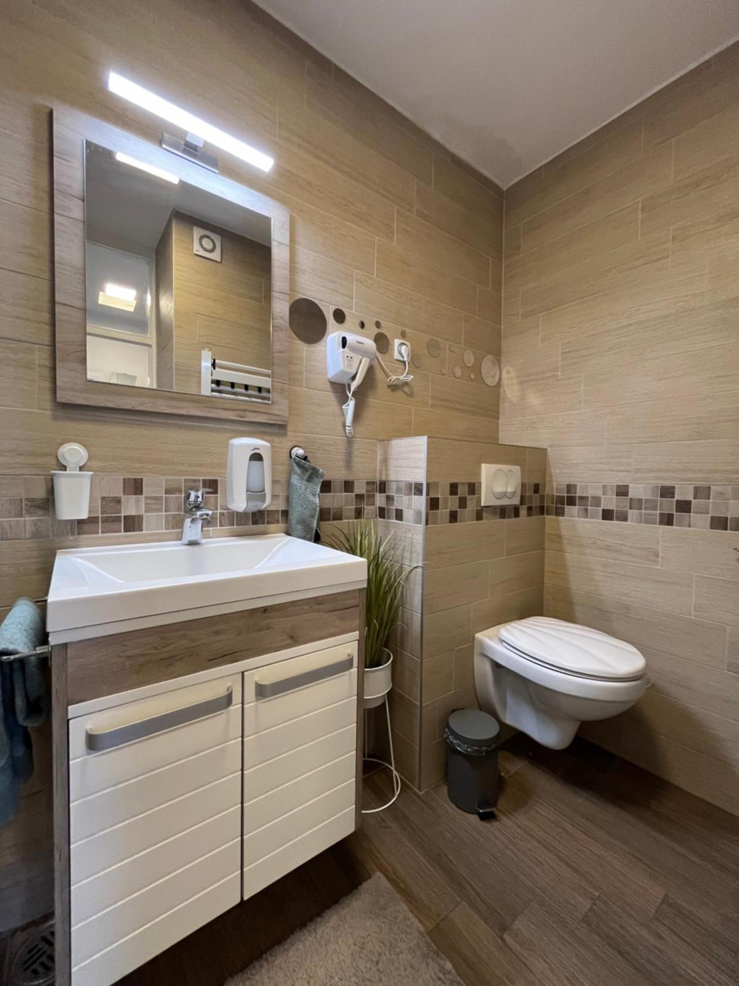 Ferienwohnung Balzak 64M2, Free Parking & Wi-Fi Novi Sad Exterior foto